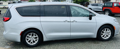 Used 2024 Chrysler Pacifica Touring-L image 8