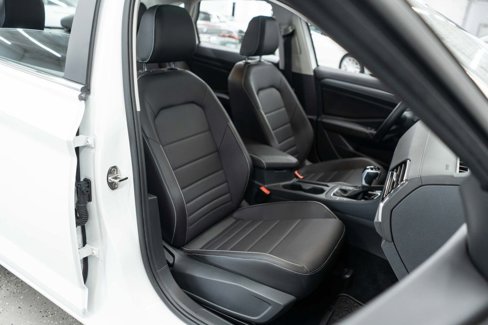 Used 2024 Volkswagen Jetta SE w/ Panoramic Sunroof Package image 11