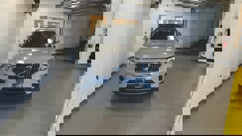Certified 2025 Volvo XC40 B5 Core image 1