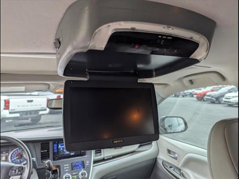Used 2016 Toyota Sienna XLE image 7