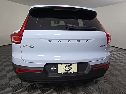 Certified 2024 Volvo XC40 B5 Plus w/ Climate Package image 9