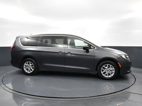 Used 2022 Chrysler Voyager LX image 39