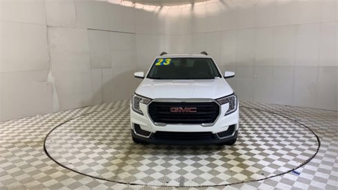 Certified 2023 GMC Terrain SLE w/ Driver Convenience Package image 3