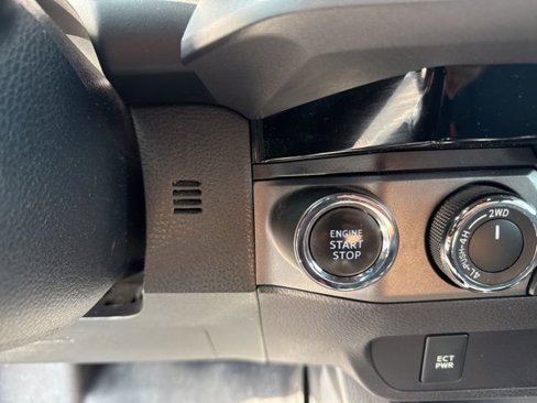 Used 2017 Toyota Tacoma SR image 28