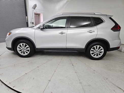 Used 2018 Nissan Rogue SV image 2