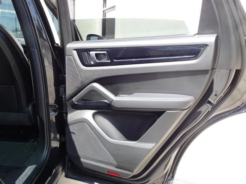 Used 2022 Porsche Cayenne Platinum Edition image 20