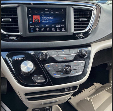 Used 2019 Chrysler Pacifica Touring-L image 14