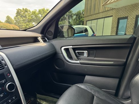 Used 2018 Land Rover Discovery Sport SE image 29