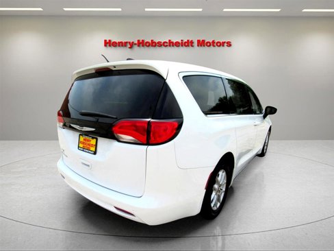 Used 2022 Chrysler Voyager LX image 8