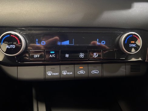 Used 2023 Hyundai Elantra SEL image 25