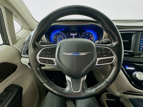 Used 2019 Chrysler Pacifica Touring-L image 11