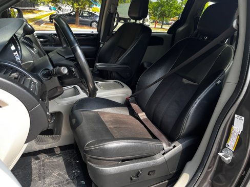 Used 2019 Dodge Grand Caravan SXT image 25