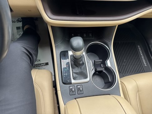 Used 2019 Toyota Highlander XLE image 18