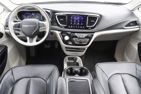 Used 2020 Chrysler Pacifica Limited w/ Tire & Wheel Group image 2