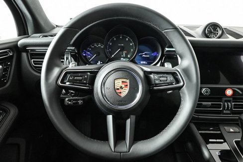 Certified 2025 Porsche Macan image 9