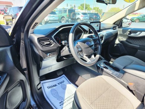 Used 2020 Ford Escape SE image 2