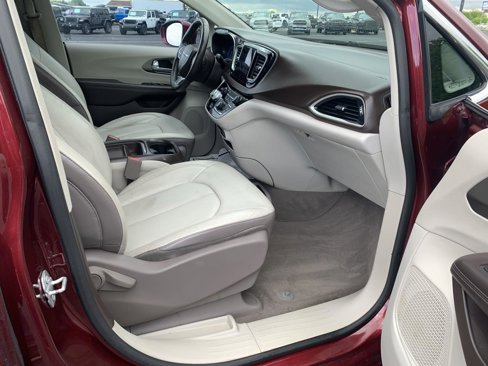 Used 2017 Chrysler Pacifica Touring-L image 10