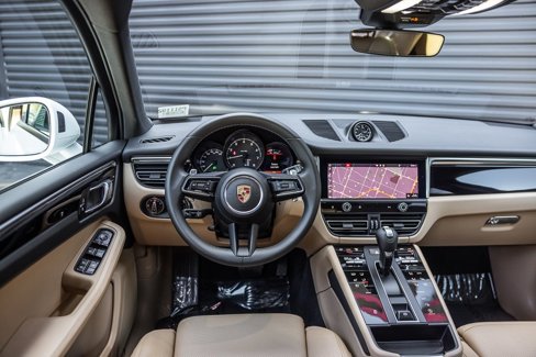 Certified 2025 Porsche Macan image 13
