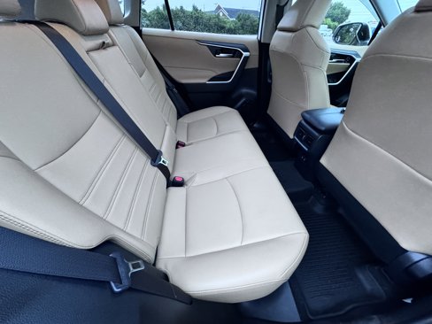 Used 2020 Toyota RAV4 XLE Premium image 14
