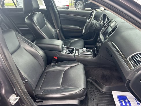 Used 2017 Chrysler 300 C image 15