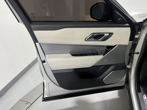 Used 2018 Land Rover Range Rover Velar R-Dynamic HSE image 19