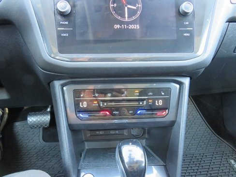 Used 2022 Volkswagen Tiguan SE image 17