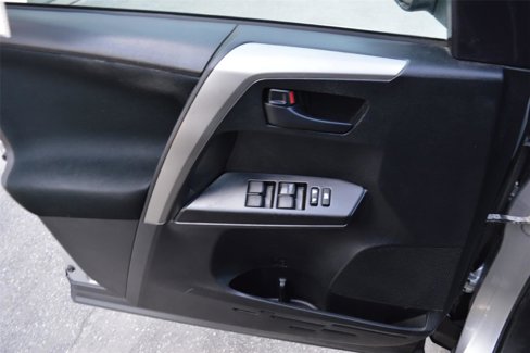 Used 2018 Toyota RAV4 LE image 13