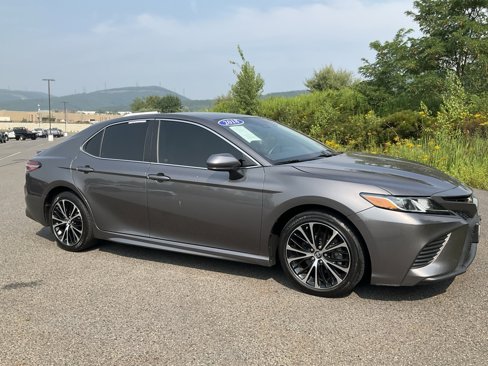 Used 2018 Toyota Camry SE image 1