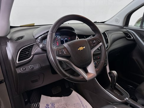 Used 2020 Chevrolet Trax LT w/ LT Convenience Package image 9