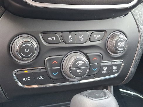 Used 2021 Jeep Cherokee Trailhawk image 15
