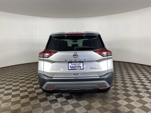 Used 2021 Nissan Rogue SV image 2