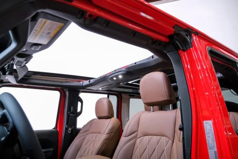Used 2024 Jeep Wrangler Unlimited Rubicon w/ Technology Group image 4