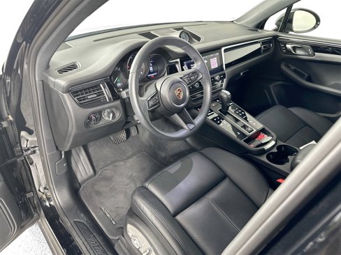 Certified 2024 Porsche Macan image 4