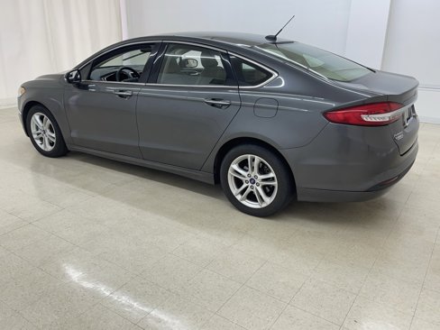 Used 2018 Ford Fusion SE image 3