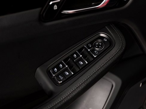 Certified 2025 Porsche Macan image 15