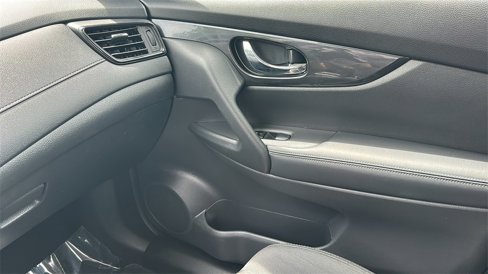 Used 2018 Nissan Rogue SV image 28