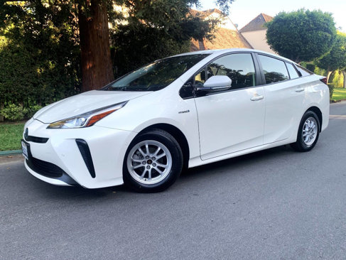 Used 2020 Toyota Prius LE image 2