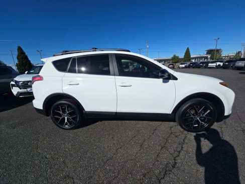 Used 2017 Toyota RAV4 SE image 3