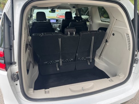Used 2024 Chrysler Pacifica Touring-L image 31