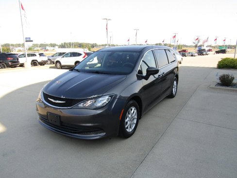 Used 2017 Chrysler Pacifica Touring image 1