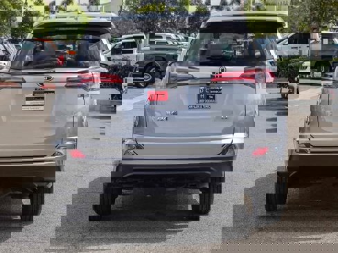 Used 2018 Toyota RAV4 LE image 5