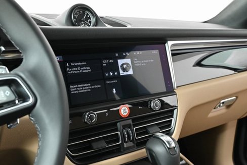 Certified 2025 Porsche Macan image 11