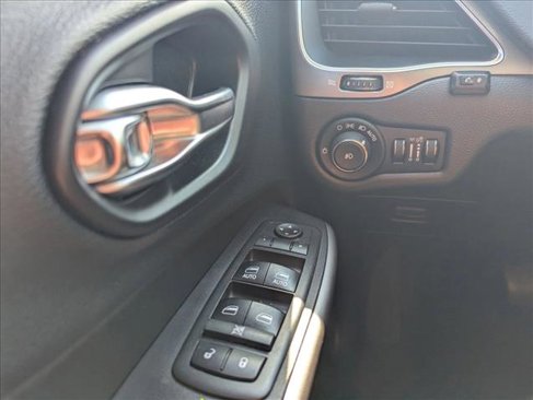 Used 2019 Jeep Cherokee Latitude Plus image 15