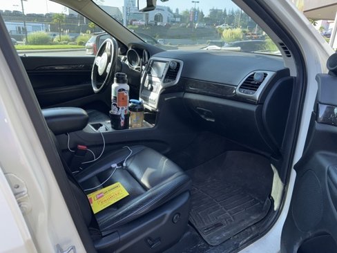 Used 2011 Jeep Grand Cherokee Laredo image 8