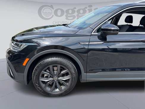 Used 2022 Volkswagen Tiguan SE image 3