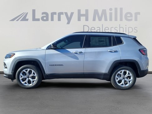 New 2025 Jeep Compass Latitude image 2