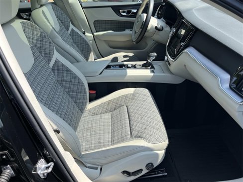 Used 2020 Volvo V60 T5 Momentum image 22