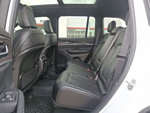 Used 2024 Jeep Grand Cherokee Limited w/ Black Appearance Package image 10