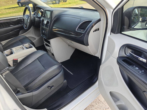 Used 2011 Chrysler Town & Country Touring-L image 25
