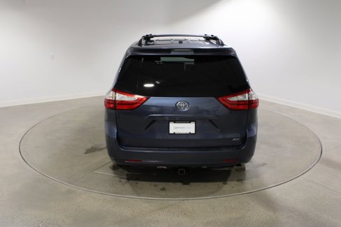 Used 2015 Toyota Sienna XLE image 4